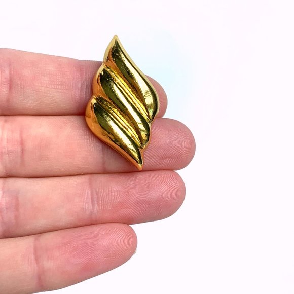 NEW~ Anthropologie Adina Eden Solid Triple Wave On The Ear Stud Gold Earring - Picture 8 of 8